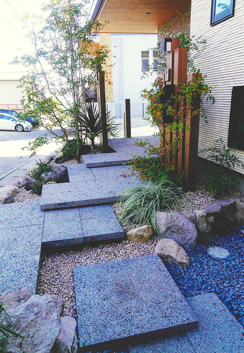 溝口造園　アプローチ・玄関前・植木・列柱・エクステリア・床石貼り・タイル・階段・シック・スタイリッシュ・和モダン
