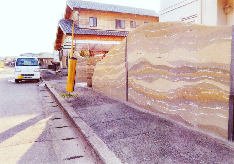 溝口造園　庭・波型塀・おしゃれ・洋風・版築土塀・地層デザイン