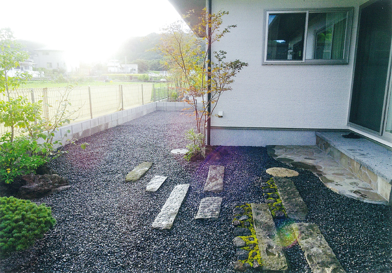 溝口造園　庭・自然石・庭石・池・川・滝・癒し・趣き・植木・紅葉・波型塀・日本庭園・岩・スタイリッシュ