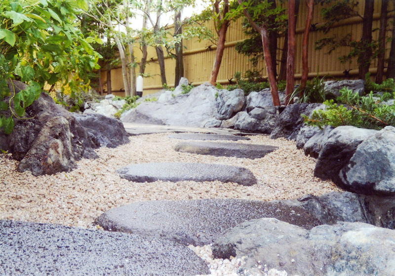 溝口造園　アプローチ・石畳・敷石・階段・庭木・スタイリッシュ

